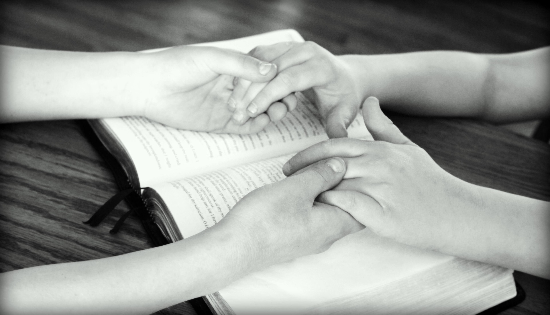 godsgirl_madi-holding-hands-752878_1920.jpg